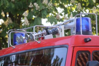 Rotativos azules en el techo de un camiónn de bomberos