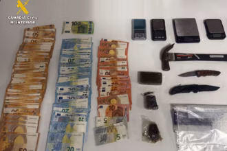 Varios billetes de 50, 20 10 y 5 euros, teléfonos móviles, básculas de precisión, y armas blancas.