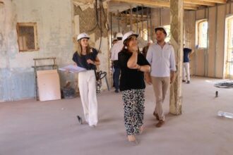 La alcaldesa, Miriam Andrés, y varios miembros del equipo del Ayuntamiento visitan el interior, en obras, del edificio de la Alcoholera