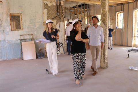 La alcaldesa, Miriam Andrés, y varios miembros del equipo del Ayuntamiento visitan el interior, en obras, del edificio de la Alcoholera