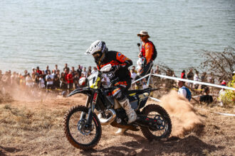 Piloto de enduro en una competición
