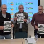 Tres personas sujetan un cartel sobre la próxima movilización de los agricultores.