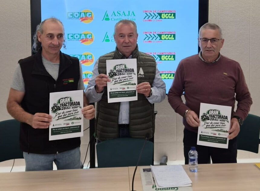 Tres personas sujetan un cartel sobre la próxima movilización de los agricultores.