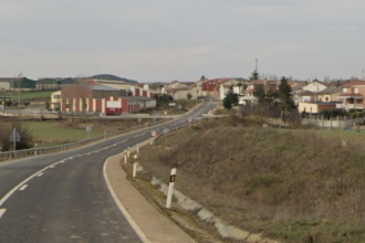Carretera de acceso a un pueblo