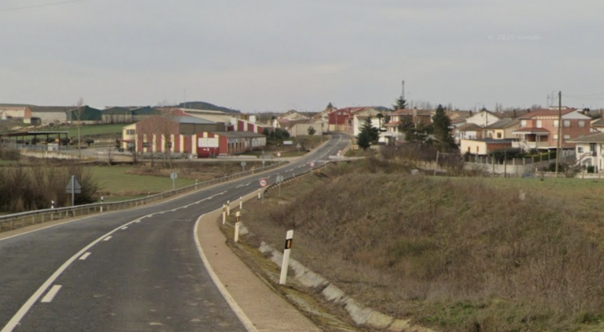 Carretera de acceso a un pueblo