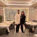 Iván Gil y María Palmero posan entre las mesas del restaurante Diecinueve