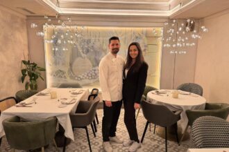 Iván Gil y María Palmero posan entre las mesas del restaurante Diecinueve