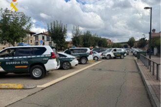 Varios coches de la Guardia Civil aparcados en una calle de Aguilar de Campoo.