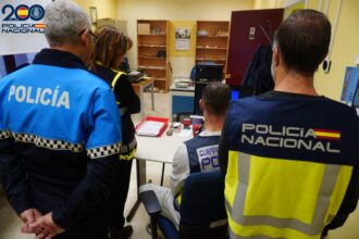 Varios Policías Locales y Nacionales en un despacho