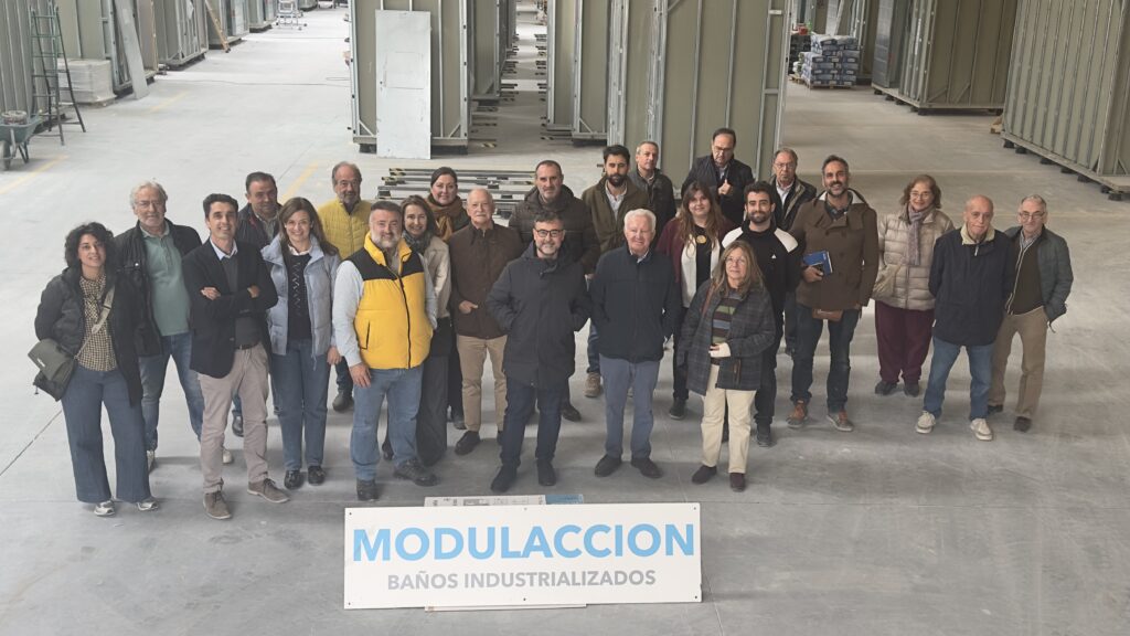 Foto de familia de los asistentes a la visita en Modulacción.