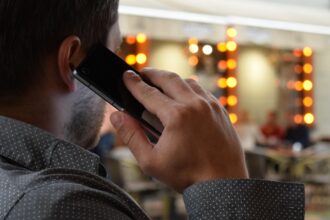 Un hombre realiza una llamada telefónica con su dispositivo móvil