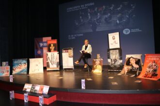 Francisco Fernández rodeado de carteles de actuaciones enmarcadas en el 'Otoño Cultural'