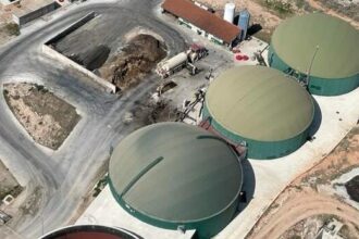 Imagen aérea de una planta de biometano en la que se ven tres estructuras circulares verdes