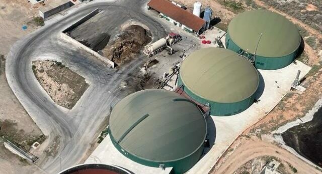 Imagen aérea de una planta de biometano en la que se ven tres estructuras circulares verdes