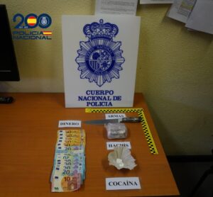 Dinero en efectivo, armas y bolsas de hachís y cocaína