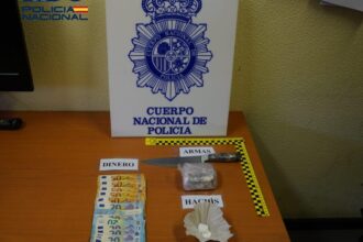 Dinero en efectivo, armas y bolsas de hachís y cocaína