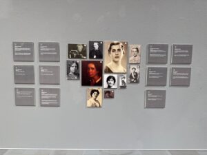 Varias fotografías antiguas junto a carteles identificativos de cada una de ellas.