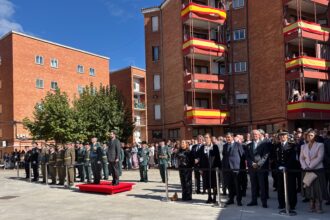 Varias autoridades posan en el patio del cuartel de la Guardia Civil.