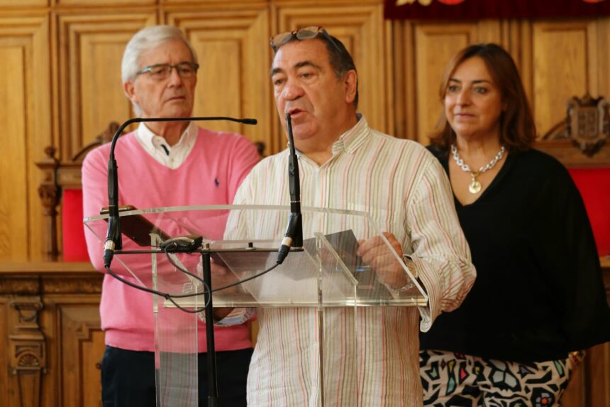 Varias personas junto a un atril en una rueda de prensa