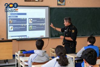 Policía Nacional en una clase con alumnos