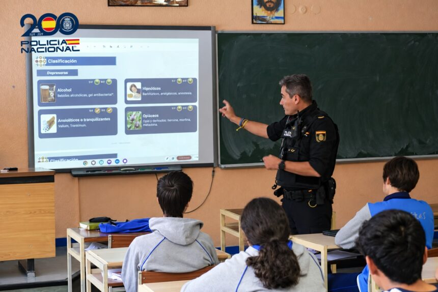 Policía Nacional en una clase con alumnos