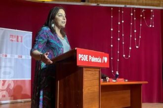 Miriam Andrés hablando desde una tribuna del PSOE