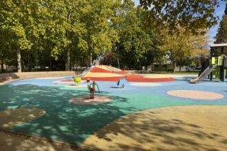 Juegos infantiles en un parque.