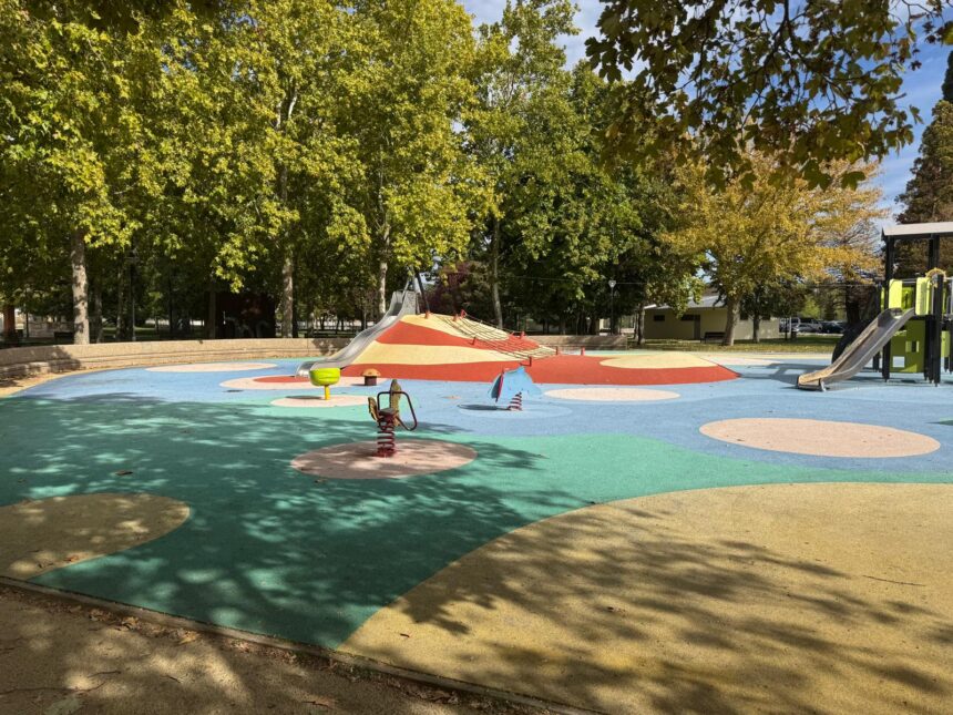 Juegos infantiles en un parque.