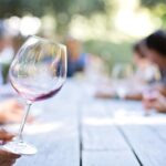 Copa de vino vacia en un fondo desenfocado