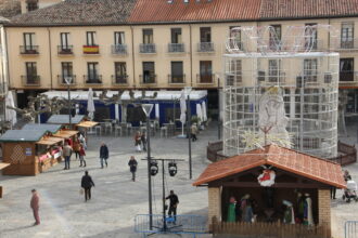 puestos navideños, portal de belén e instalación de luz en la Plaza Mayor de Palencia,