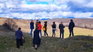 Varias personas en el campo.
