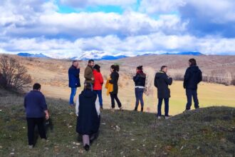 Varias personas en el campo.