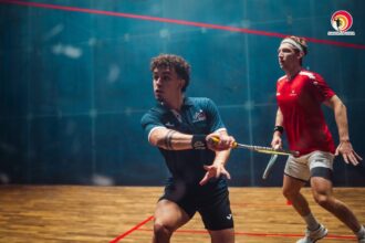 dos jovenes juegan al squash